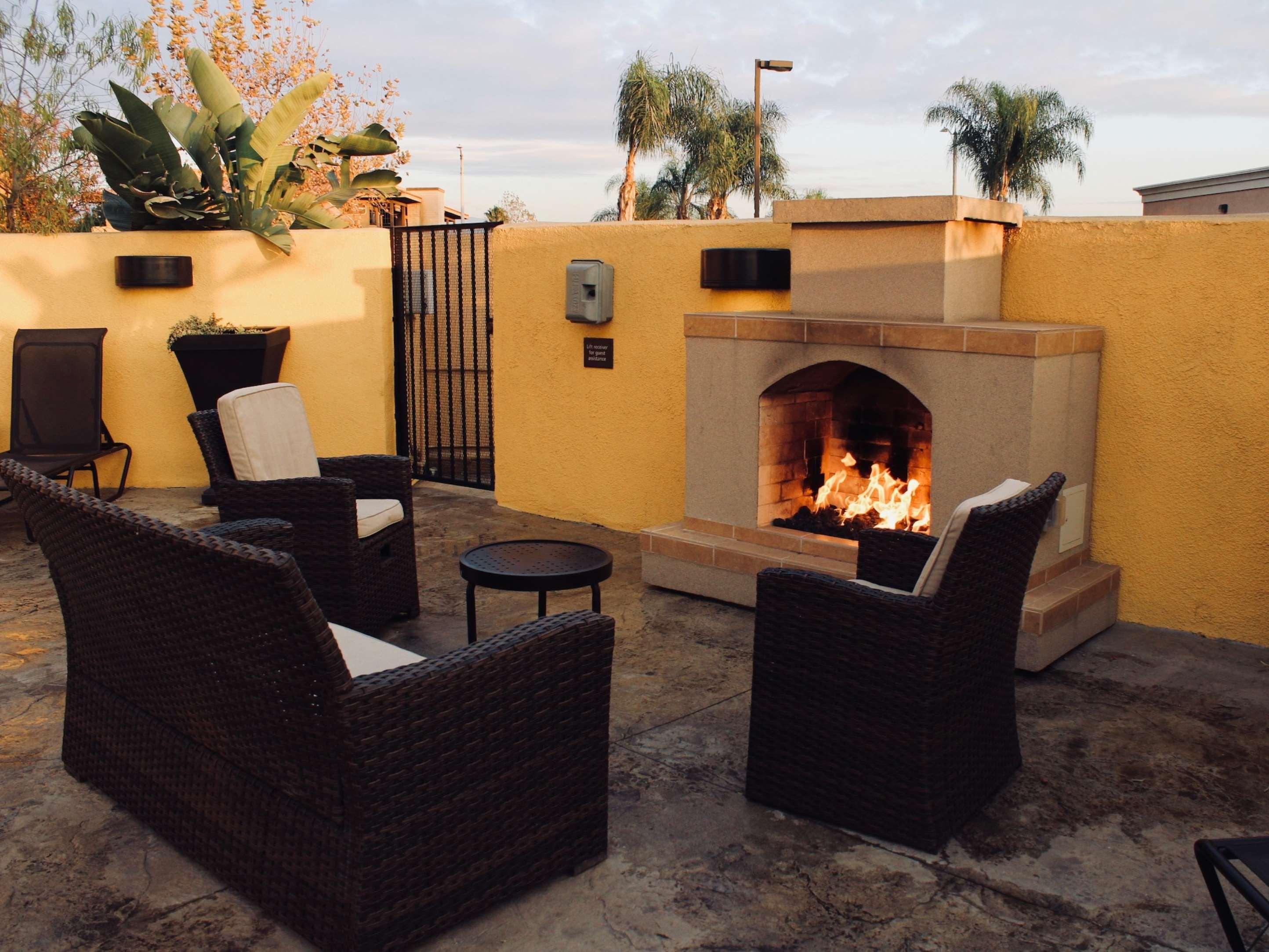 Best Western Plus Arrowhead Hotel Colton Buitenkant foto